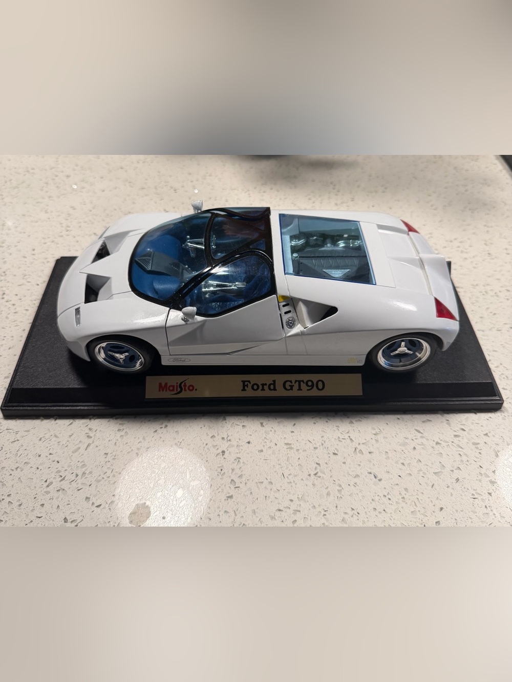 Maisto Special Edition 1:18 1995 Ford GT90 Concept Diecast Model Car #31827